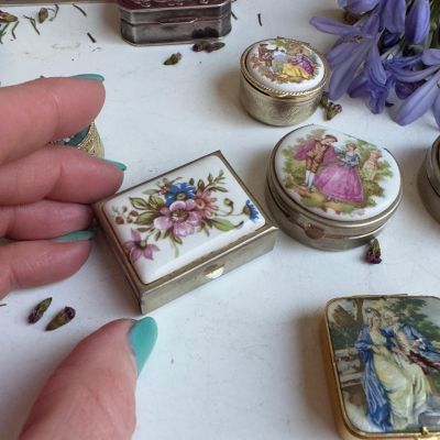 Шкатулка таблетница Букет 4 см 