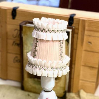 Абажур малый бледно-розовый с рюшами и тесьмой