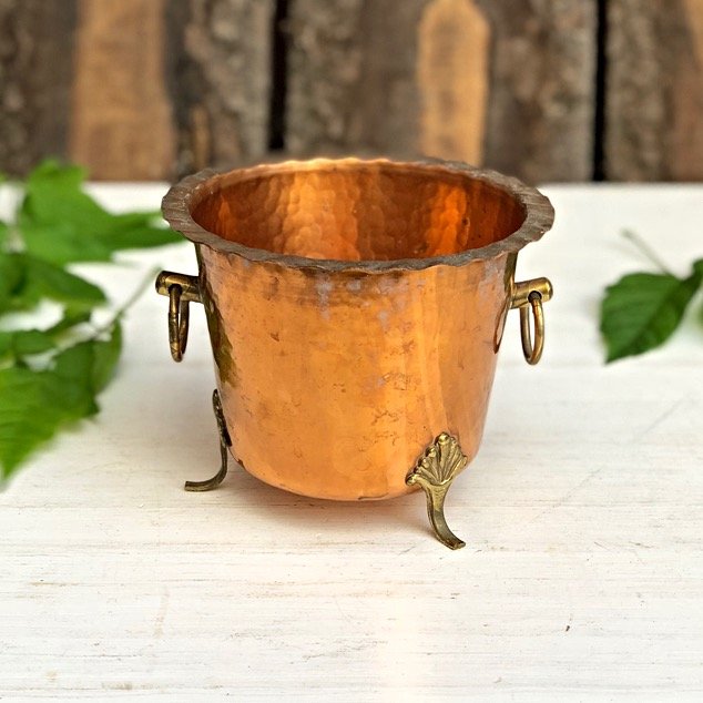 Кашпо-ведерко медное на латунных ножках с кольцами