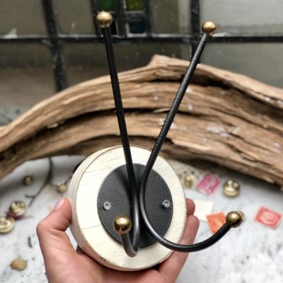 Крючок для одежды настенный двойной