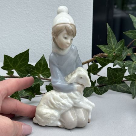Статуэтка Lladro Мальчик с барашком 15 см Испания