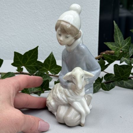 Статуэтка Lladro Мальчик с барашком 15 см Испания