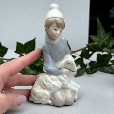Статуэтка Lladro Мальчик с барашком 15 см Испания