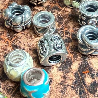 Шарм бусина с узором из завитков серебро  