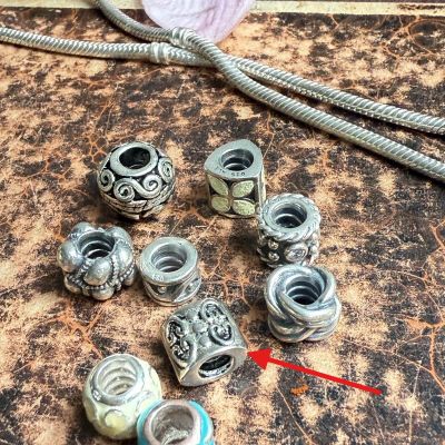 Шарм бусина с узором из завитков серебро  