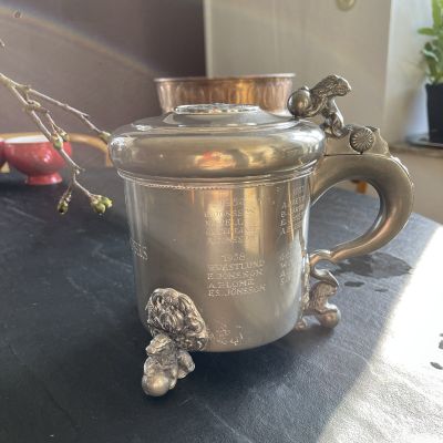 Кружка с крышкой 1,35 л олово гравировка