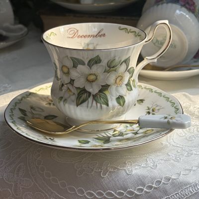 Чайная пара Queens Цветы месяца December Christmas Rose 250 мл с ложечкой фарфор Англия