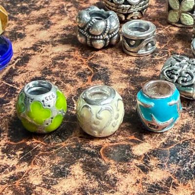 Шарм бусина молочная с завитками серебро эмаль