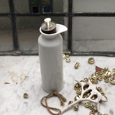Сосуд белый для хранения масла с пробкой и носиком керамика