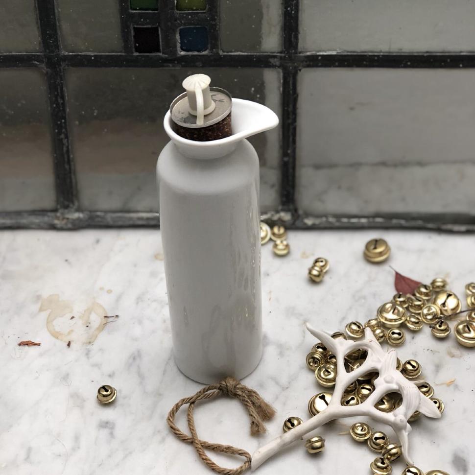 Сосуд белый для хранения масла с пробкой и носиком керамика