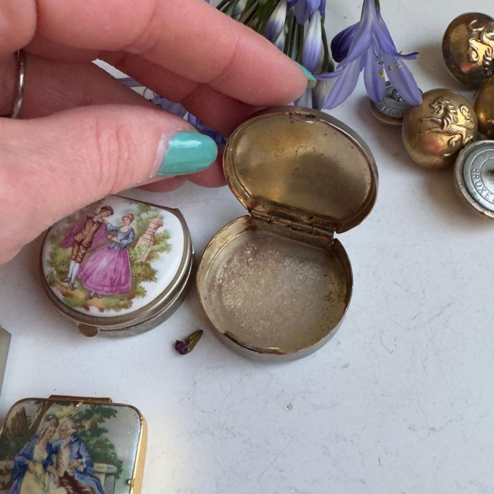 Шкатулка таблетница Дама и Кавалер 4 см