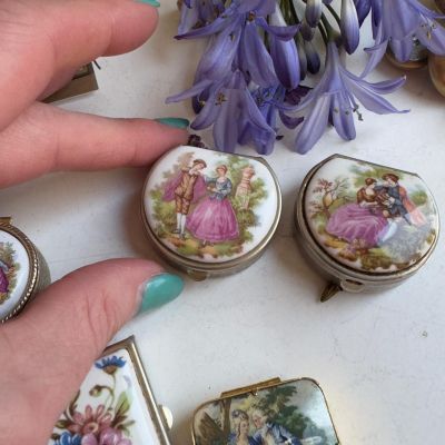 Шкатулка таблетница Дама и Кавалер 4 см