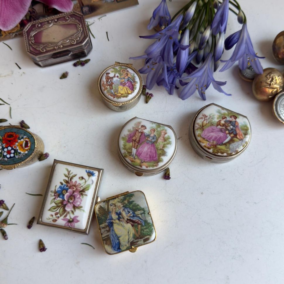 Шкатулка таблетница Дама и Кавалер 4 см