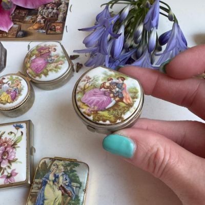 Шкатулка таблетница Дама и Кавалер 4 см