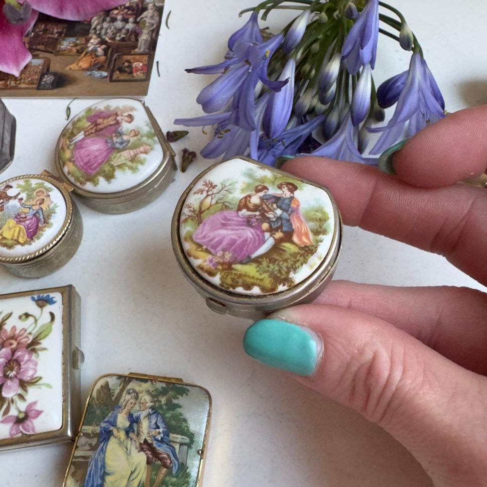 Шкатулка таблетница Дама и Кавалер 4 см