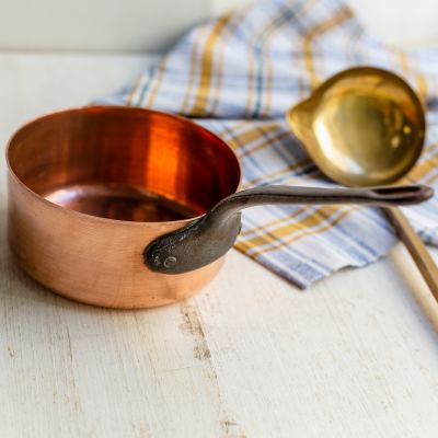 Ковш с чугунной ручкой 0,9 л медь литая