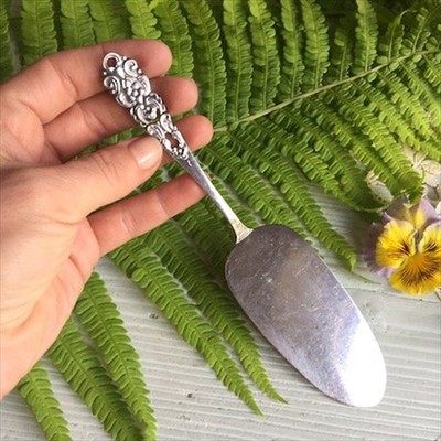 Лопатка для торта темная патина, с цветами на ручке