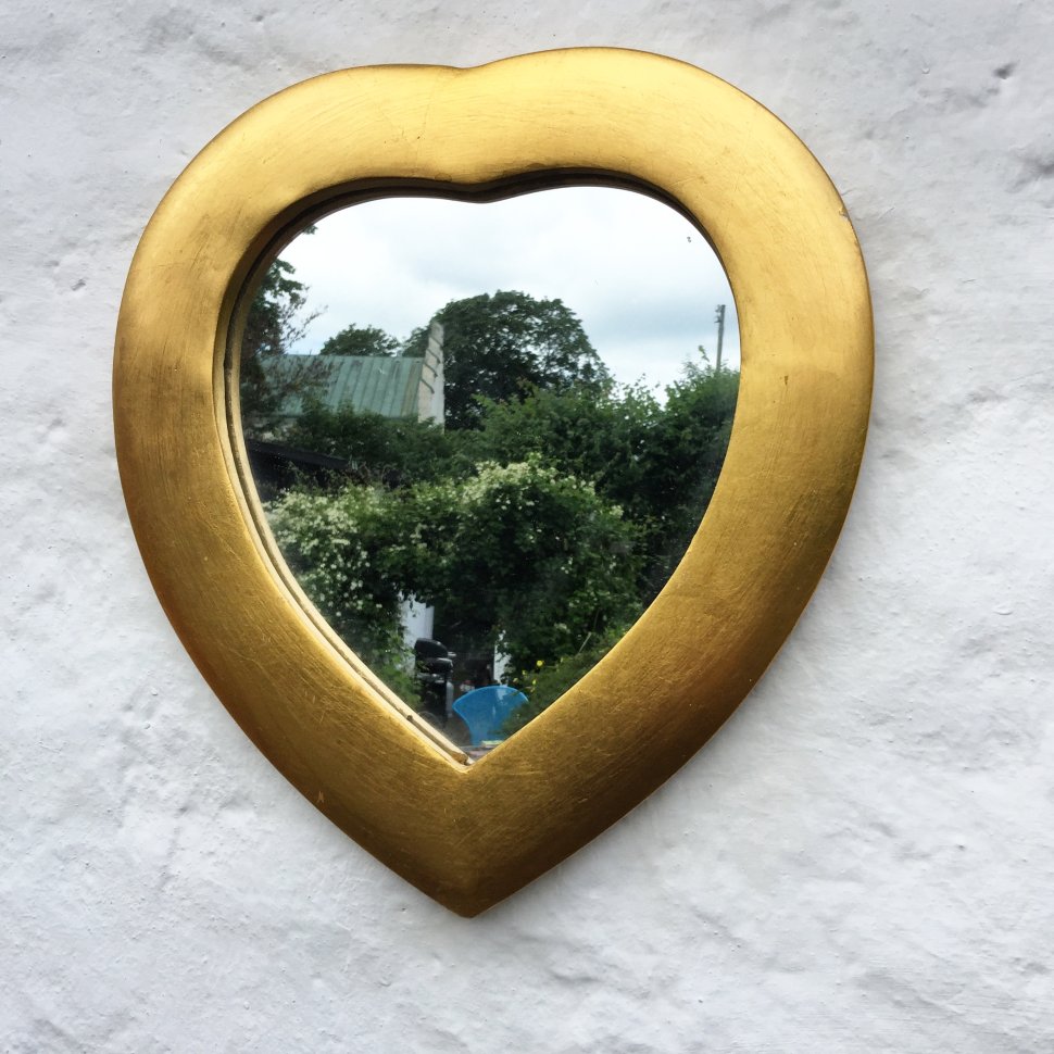 Зеркало сердце с деревянной рамой