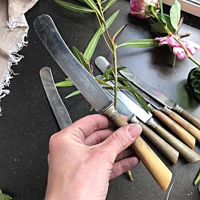 Нож с деревянной ручкой, закругленный, трещина