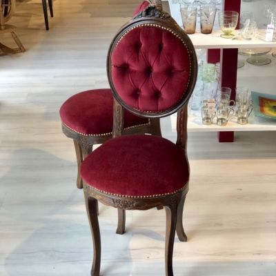 Стул с бархатной обивкой (трещина у основания ножки)