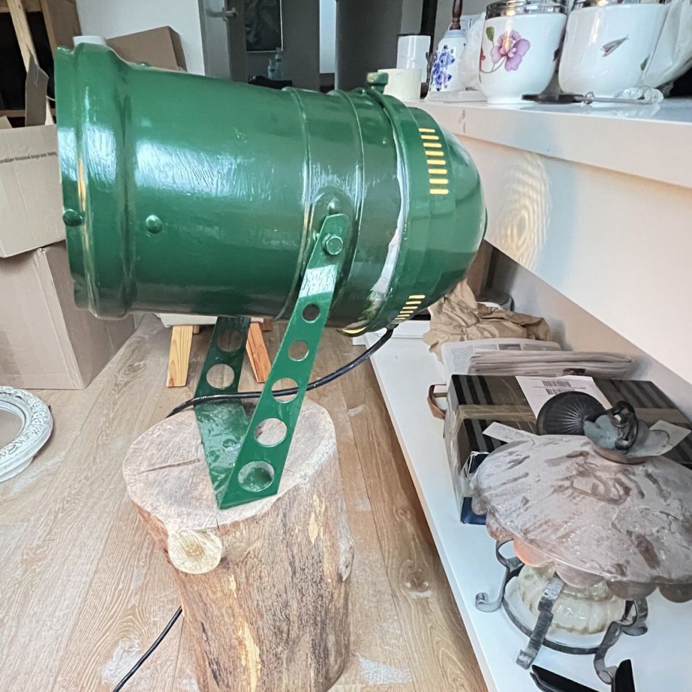 Светильник прожектор на деревянном основании