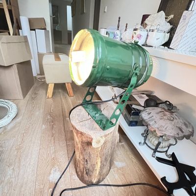 Светильник прожектор на деревянном основании