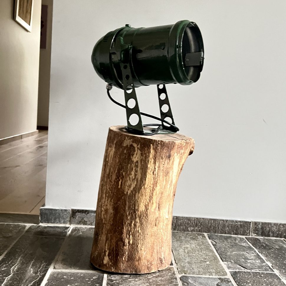 Светильник прожектор на деревянном основании