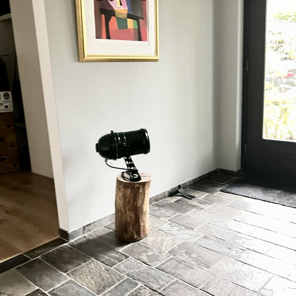 Светильник прожектор на деревянном основании