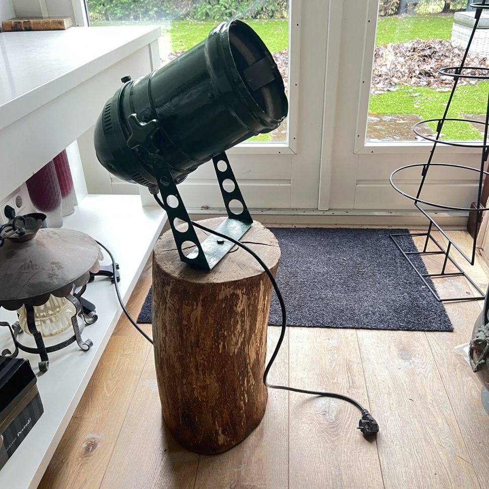 Светильник прожектор на деревянном основании