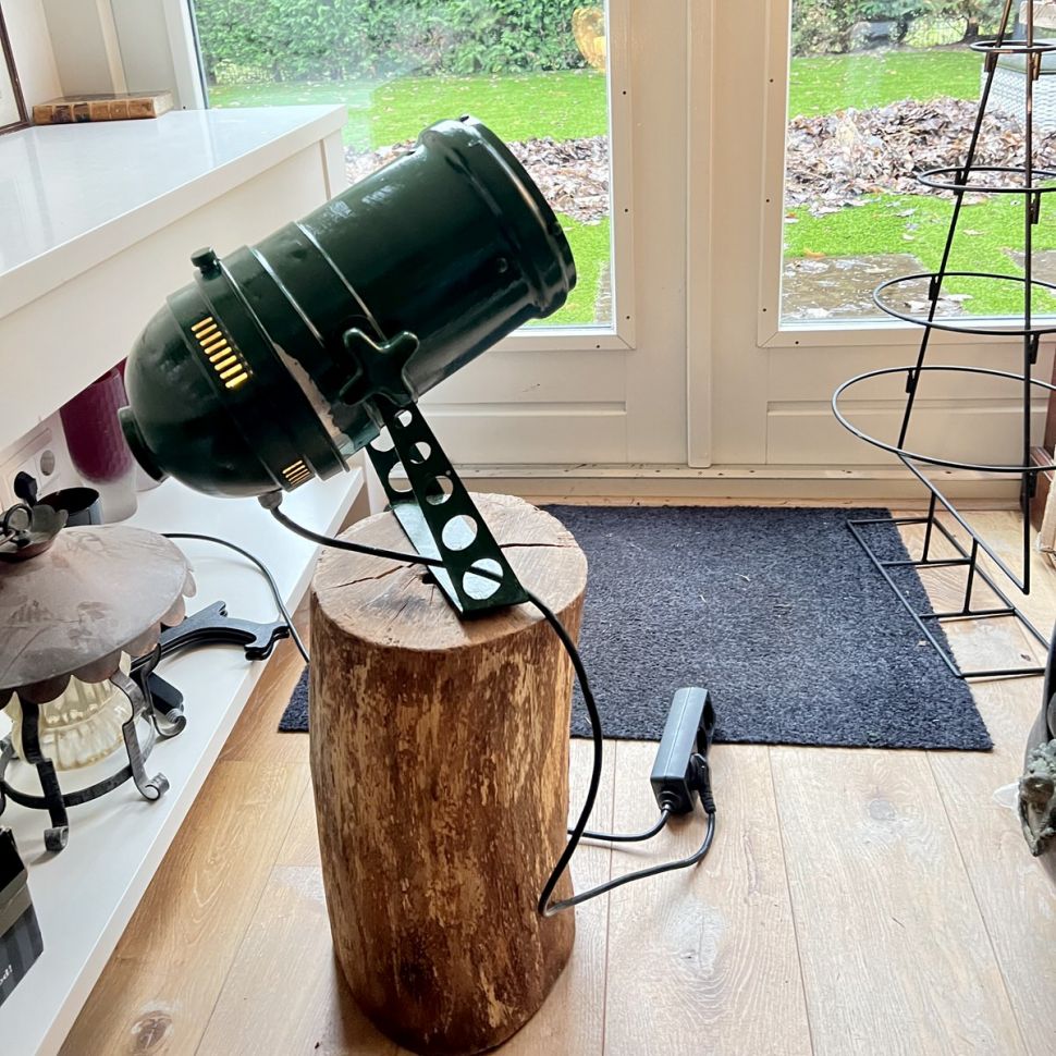 Светильник прожектор на деревянном основании