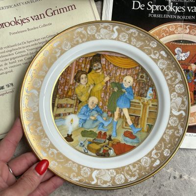 Тарелка Franklin Porcelain Сказки Маленькие человечки 1978 г. W.Germany 