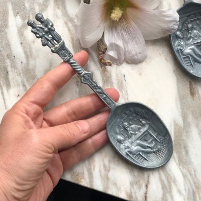 Ложка 18 см с парными фигурами на ручке олово