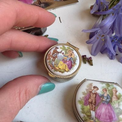 Шкатулка таблетница 3 см Дама и Кавалер