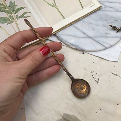 Ложка медь на длинной ручке резная