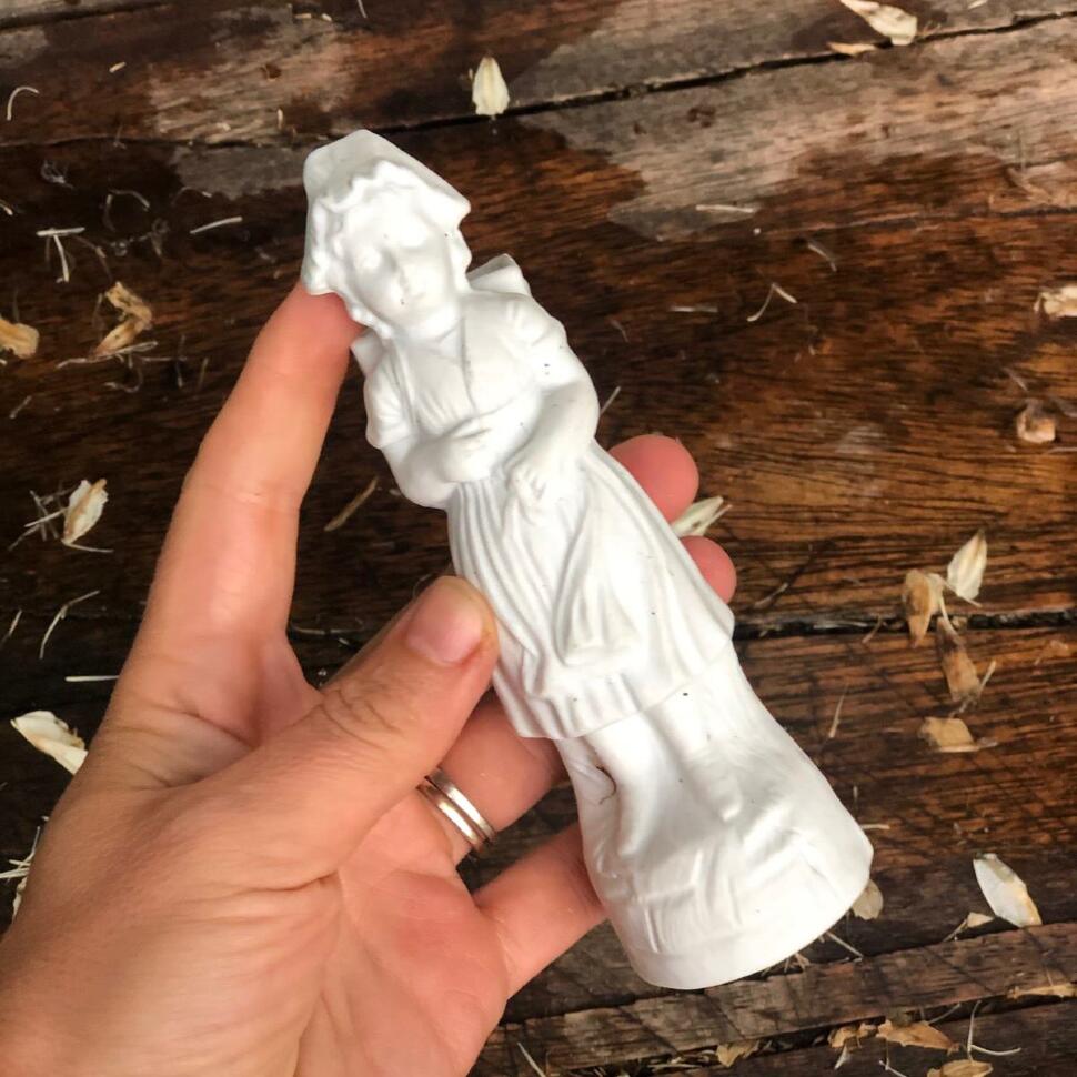 Статуэтка Девочка с корзиной 15 см фарфор