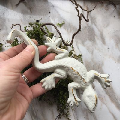 Крючок ящерица, латунь и белая краска