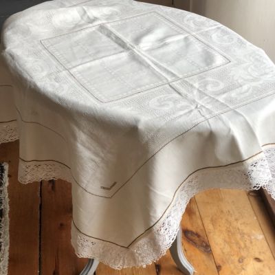 Скатерть белая с кружевным краем