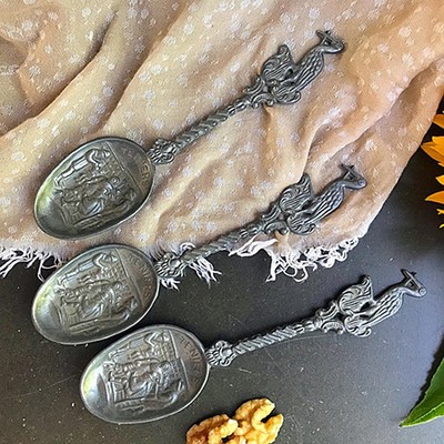 Ложка оловянная с рельефным изображением фрагмента картины Тенирса