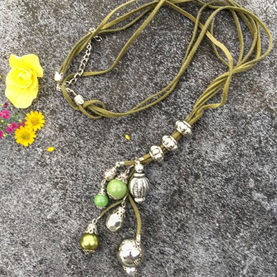 Бусы с кулонами