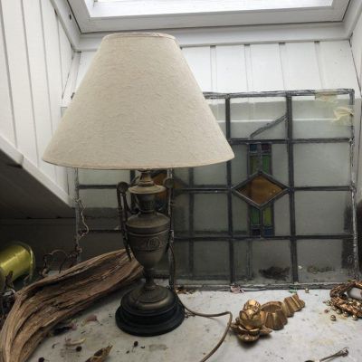 Лампа электрическая без абажура