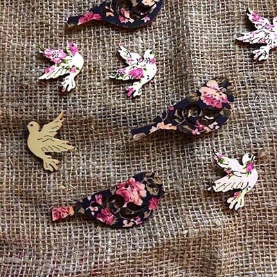 Подвес для цветов Птичка чёрное с цветами 