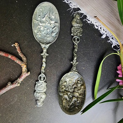 Ложка оловянная c рельефным изображением сцены удаления зуба большая