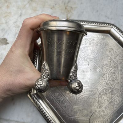 Кружка с крышкой 150 мл на круглых ножках олово гравировка