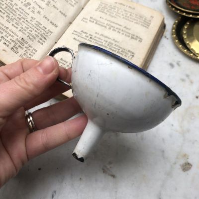 Воронка белая эмалированная 7 см