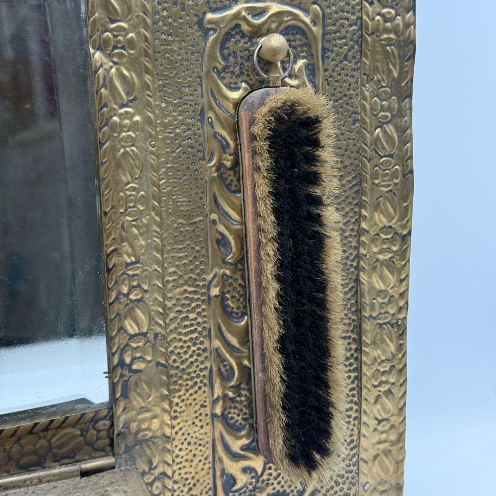 Зеркало настенное со щетками набор 54 см латунь чеканка 150 лет