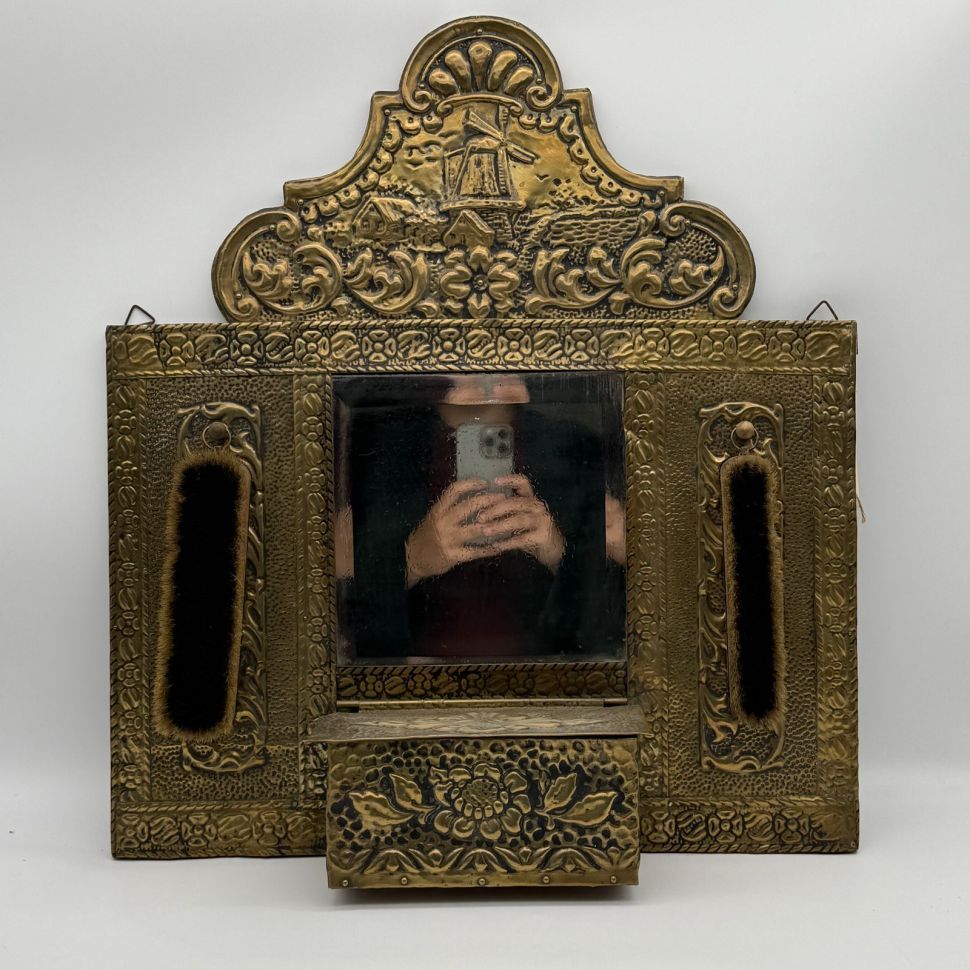 Зеркало настенное со щетками набор 54 см латунь чеканка 150 лет