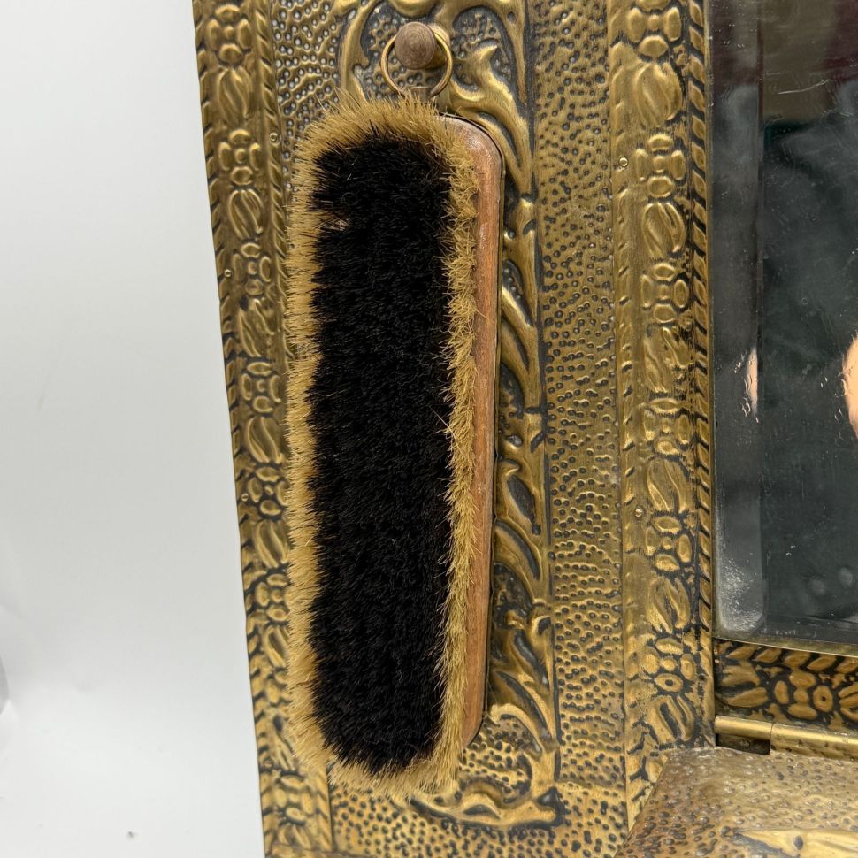 Зеркало настенное со щетками набор 54 см латунь чеканка 150 лет