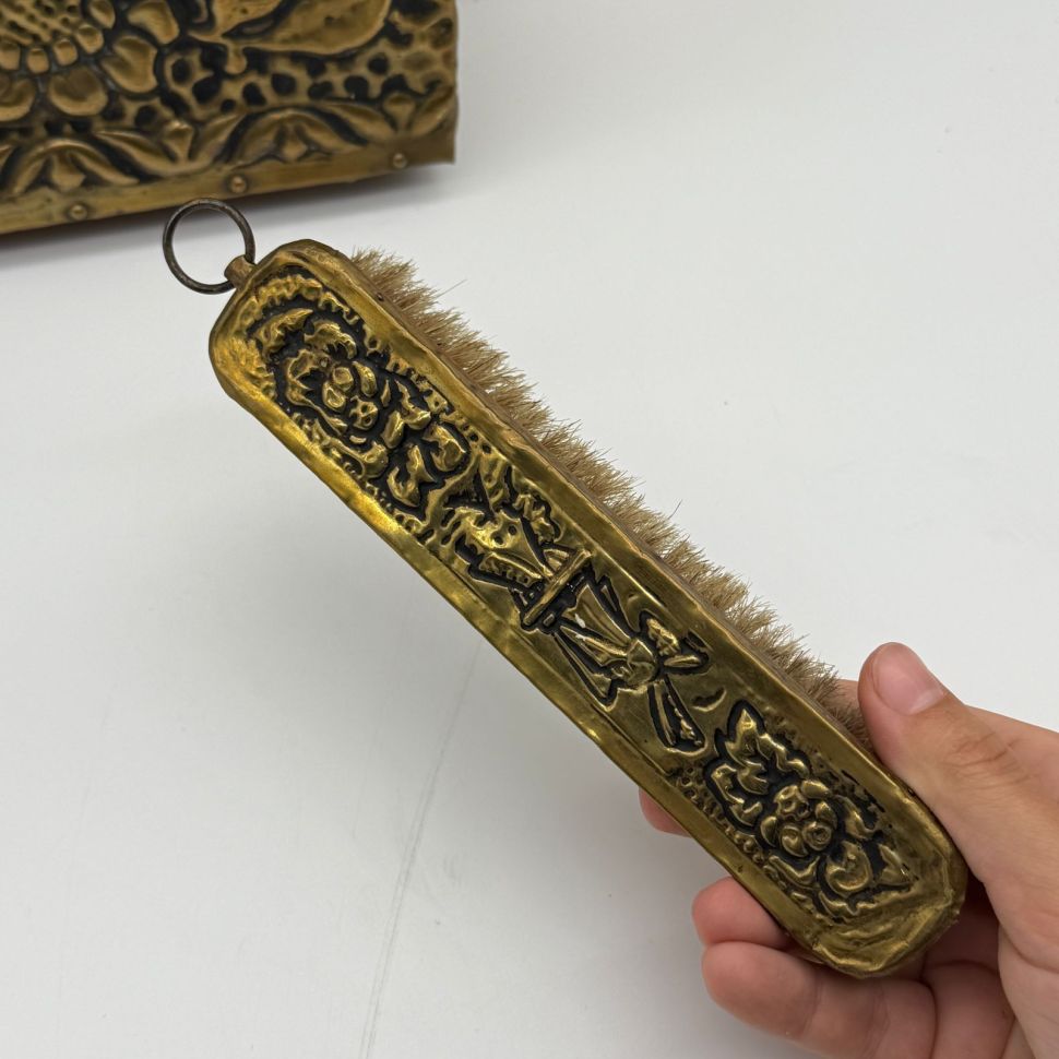 Зеркало настенное со щетками набор 54 см латунь чеканка 150 лет