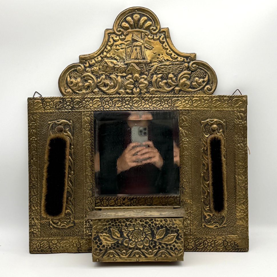 Зеркало настенное со щетками набор 54 см латунь чеканка 150 лет