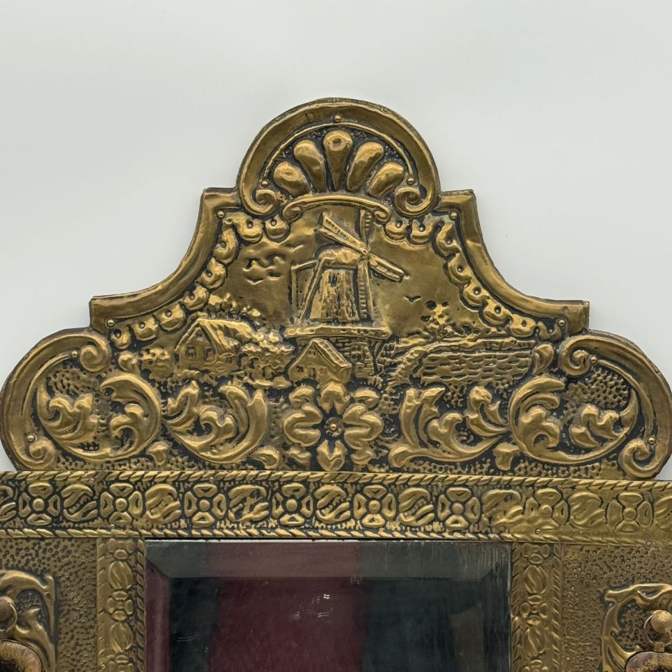 Зеркало настенное со щетками набор 54 см латунь чеканка 150 лет